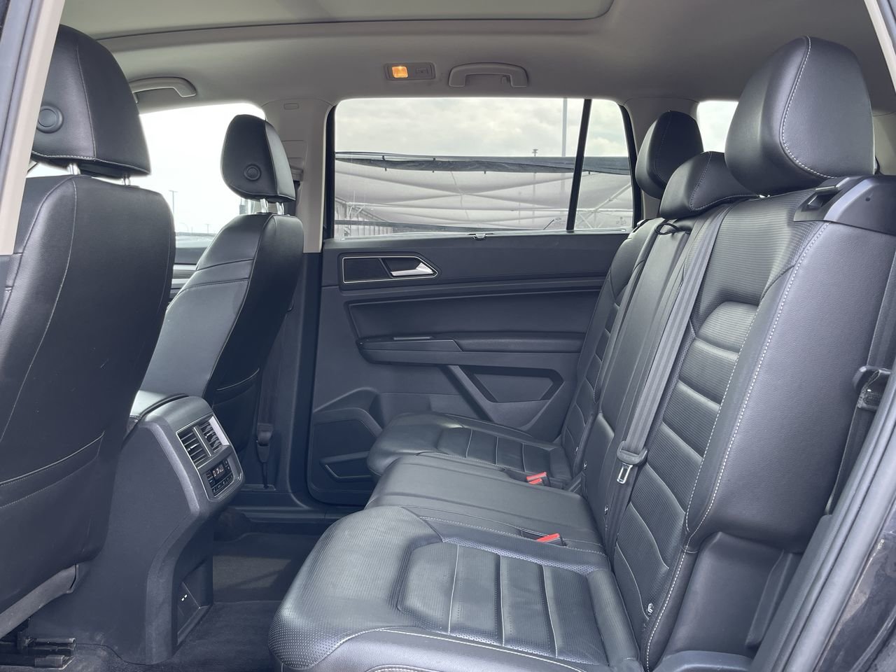 Used 2018 Deep Black Pearl Volkswagen Highline image 31