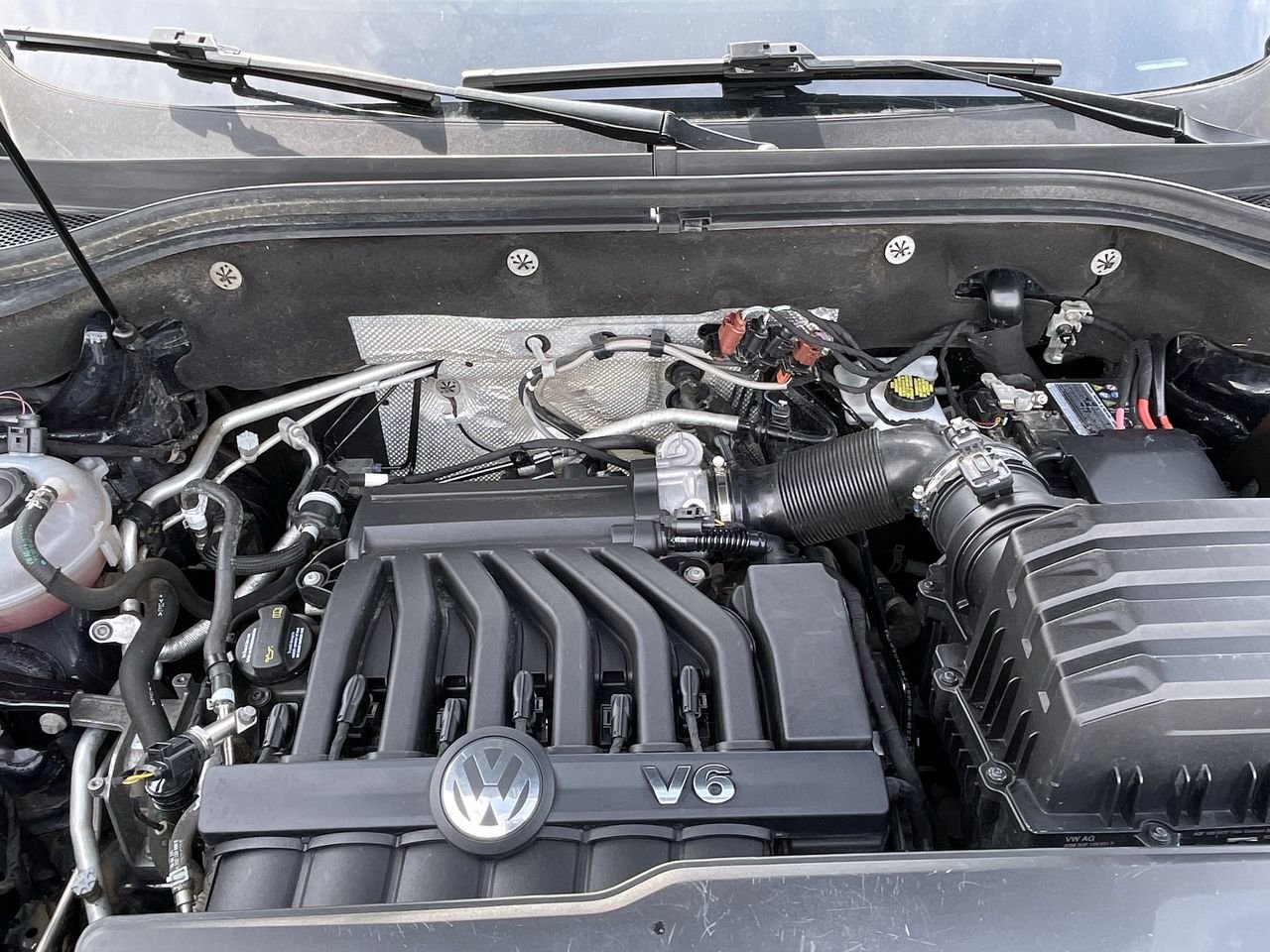 Used 2018 Deep Black Pearl Volkswagen Highline image 35