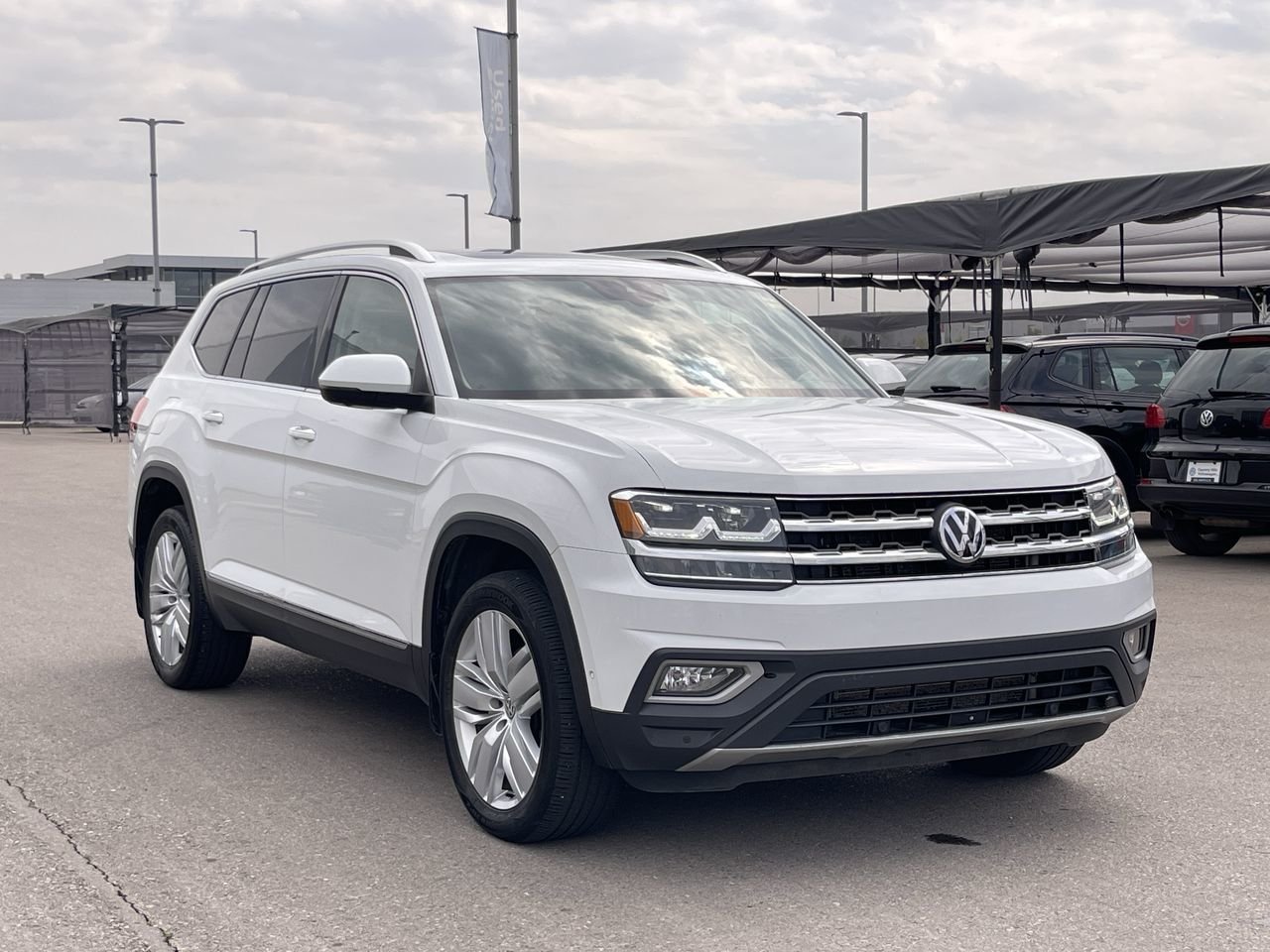 Used 2018 Pure White Volkswagen Execline image 16