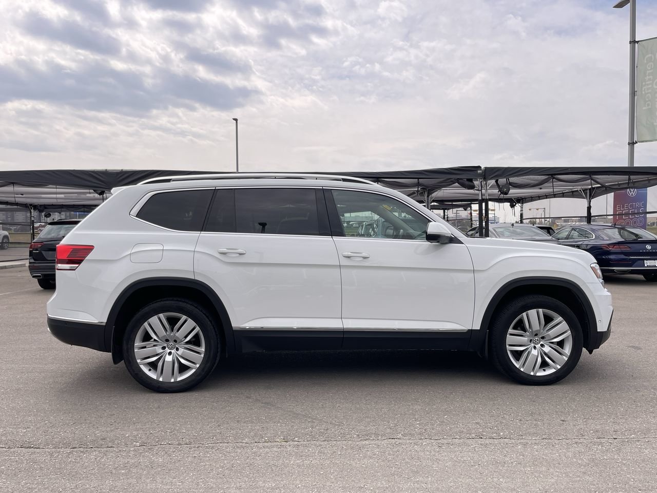 Used 2018 Pure White Volkswagen Execline image 13