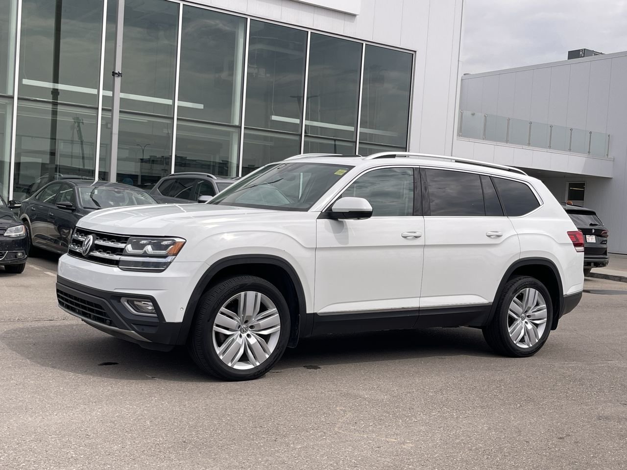Used 2018 Pure White Volkswagen Execline image 4