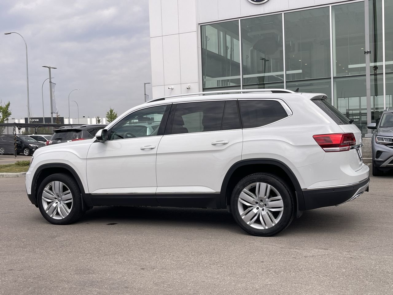 Used 2018 Pure White Volkswagen Execline image 6