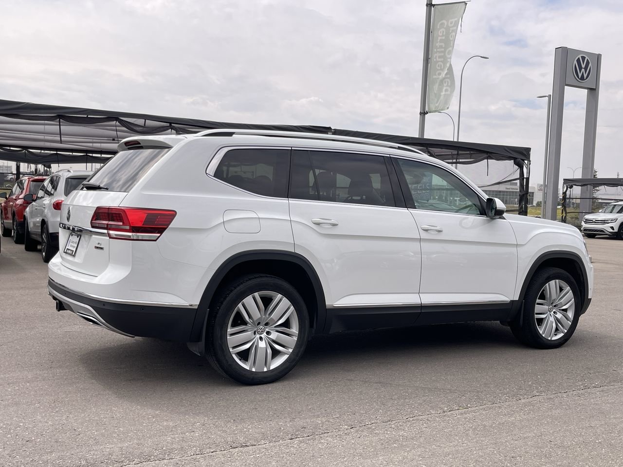 Used 2018 Pure White Volkswagen Execline image 12