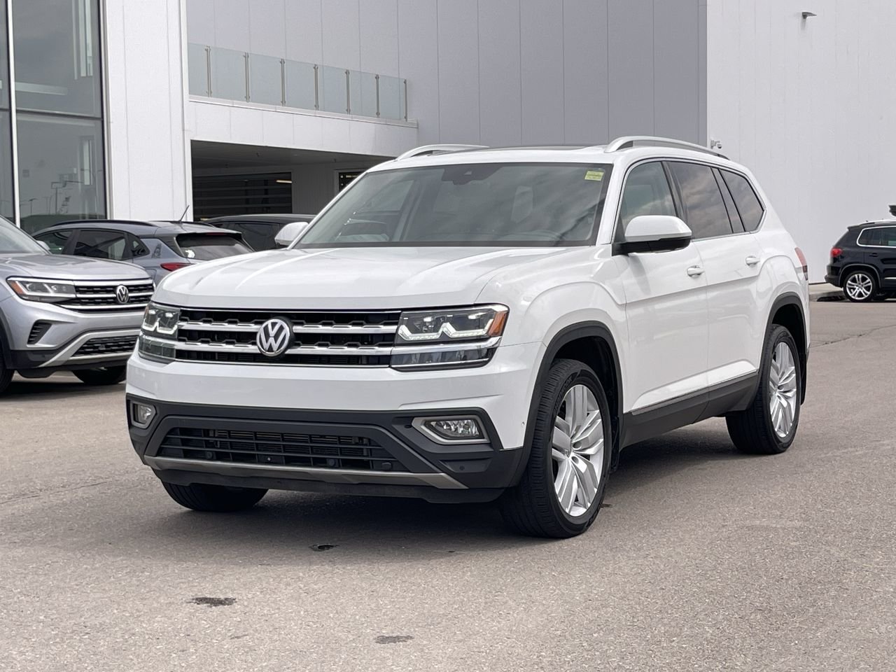 Used 2018 Pure White Volkswagen Execline image 2