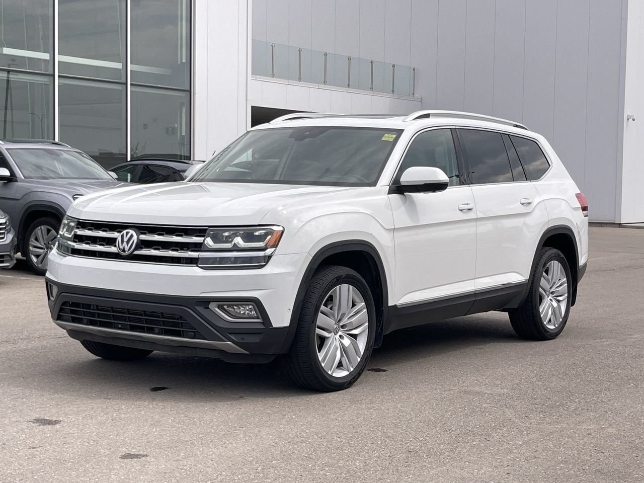 Used 2018 Pure White Volkswagen Execline image 3