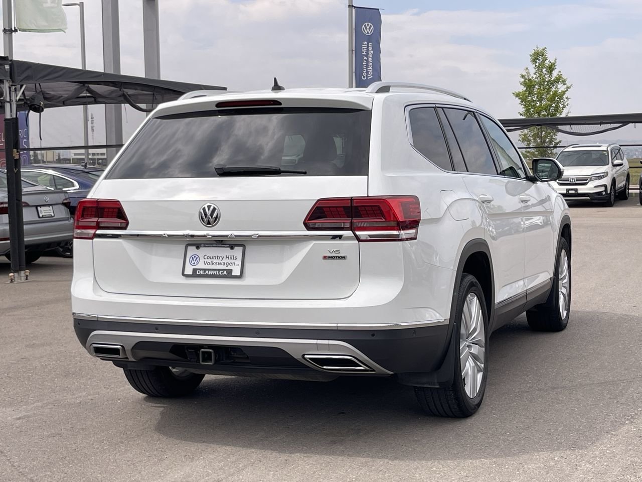 Used 2018 Pure White Volkswagen Execline image 10