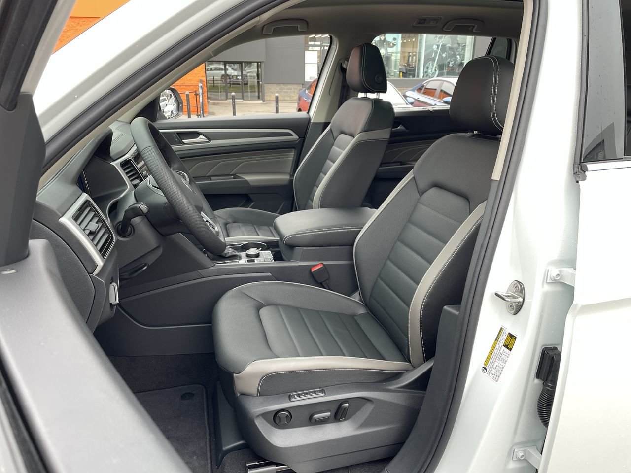 New 2023 Oryx White Pearl Volkswagen Execline image 19