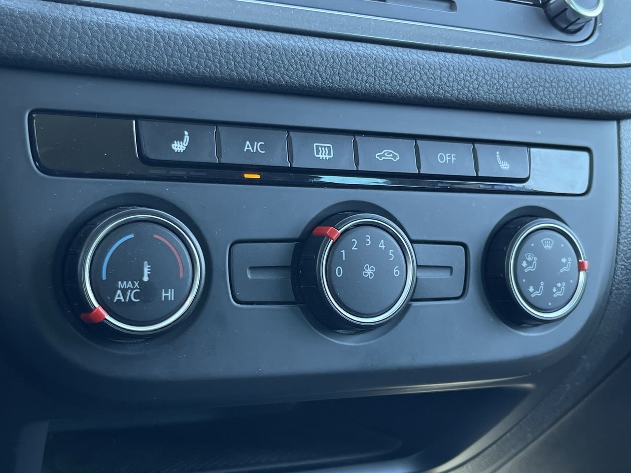 Used 2015 Pepper Grey Met Volkswagen Trendline image 25