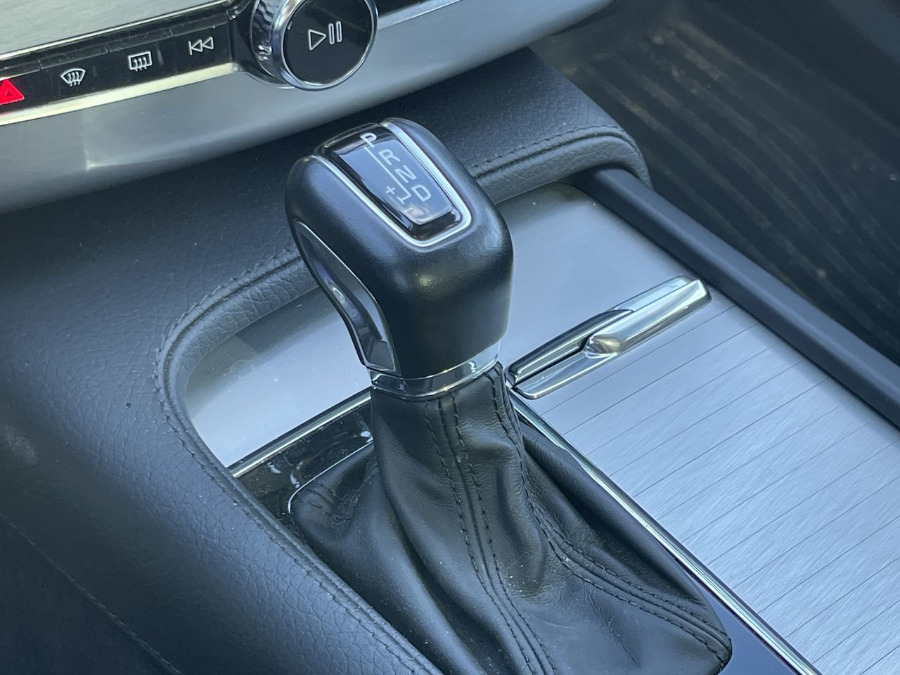 Used 2016 Osmium Grey Volvo T6 Momentum image 28