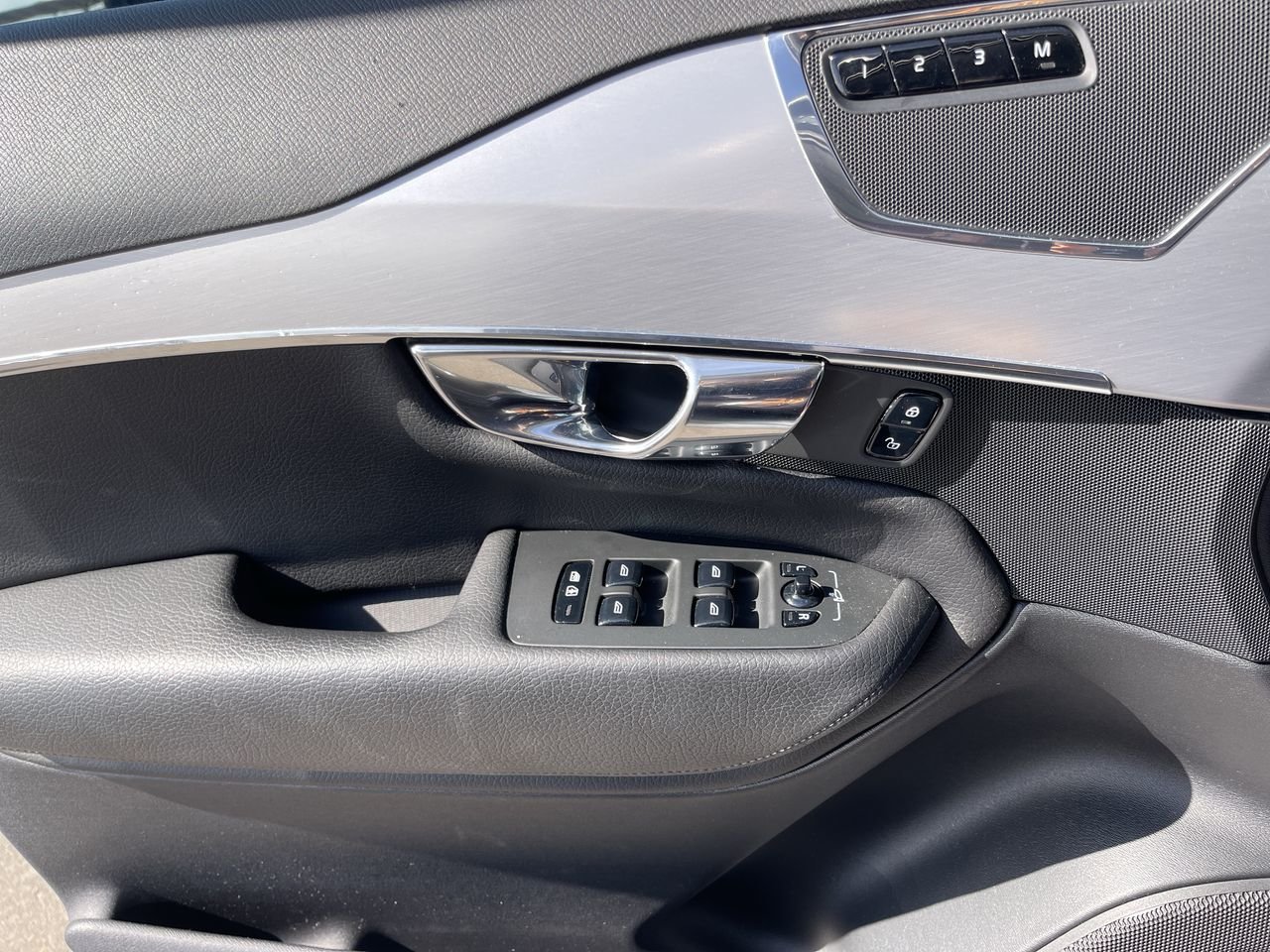 Used 2016 Osmium Grey Volvo T6 Momentum image 21