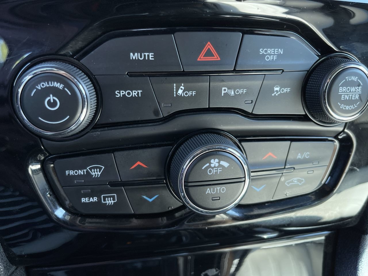 Used 2020  Chrysler S AWD, Beige Leather Seating image 27
