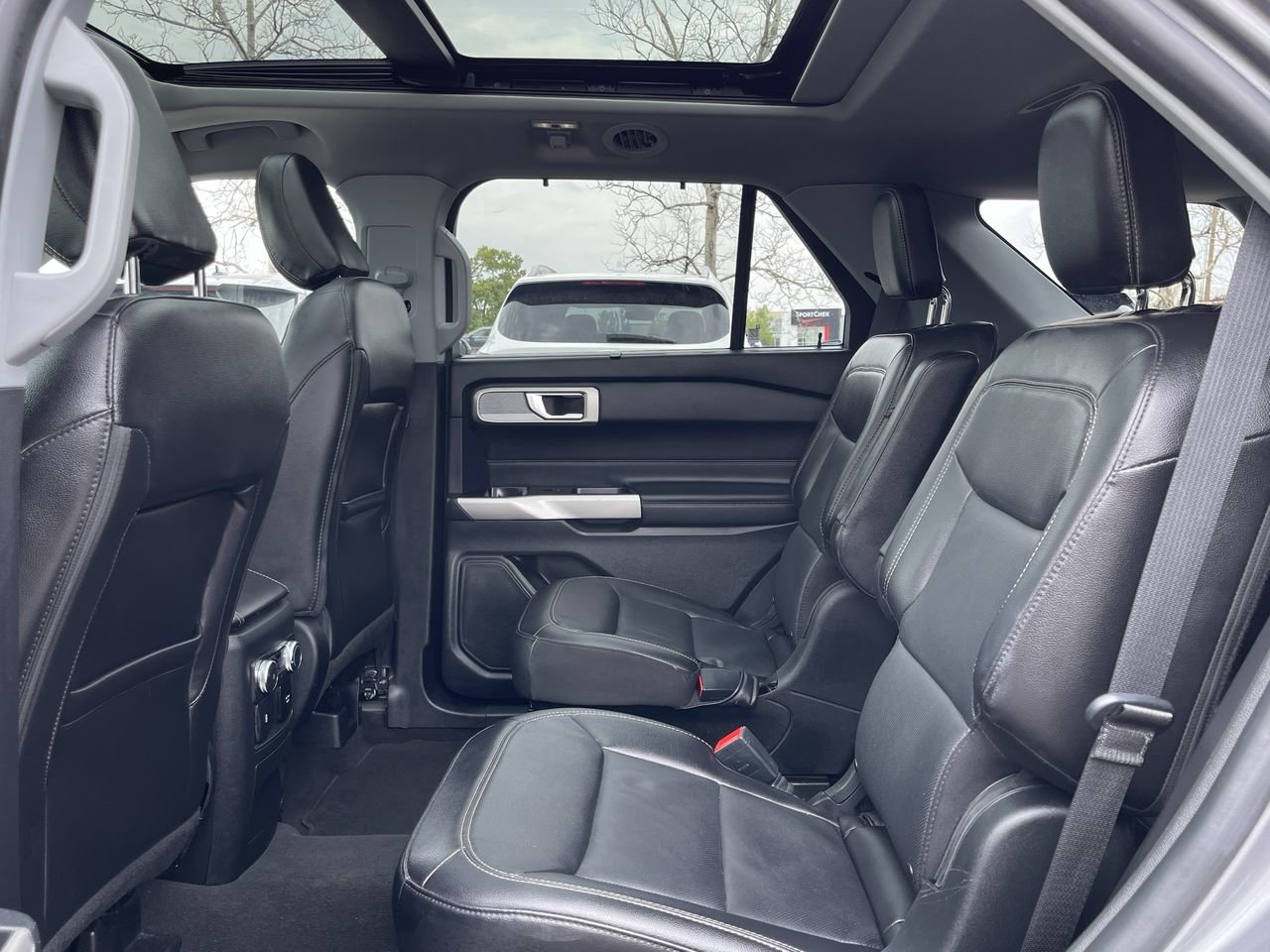 Used 2022  Ford Limited, 6 Passenger image 31