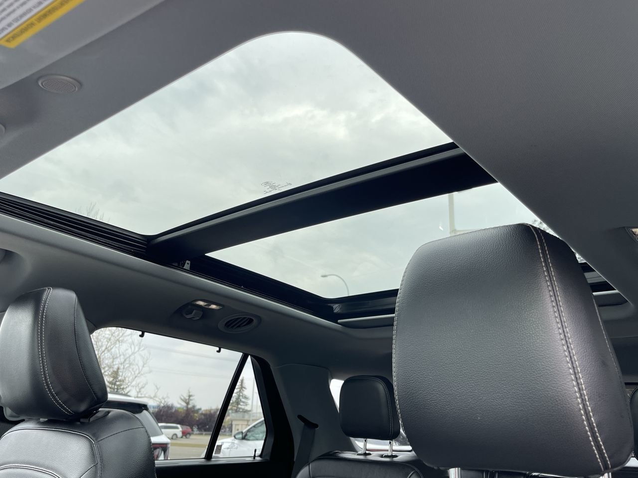 Used 2022  Ford Limited, 6 Passenger image 30