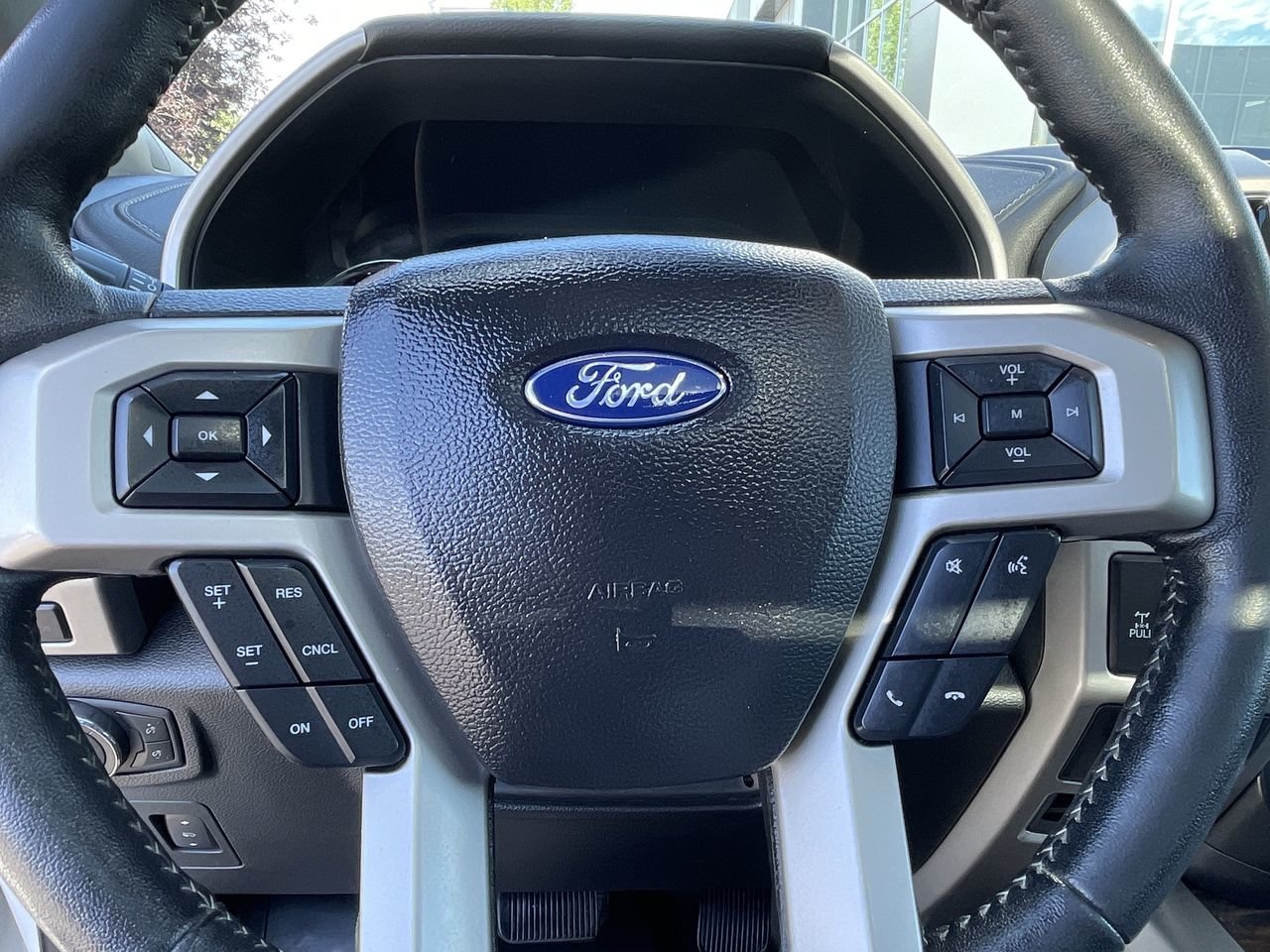 Used 2019 white Ford 4x4 - Supercrew Lariat image 22
