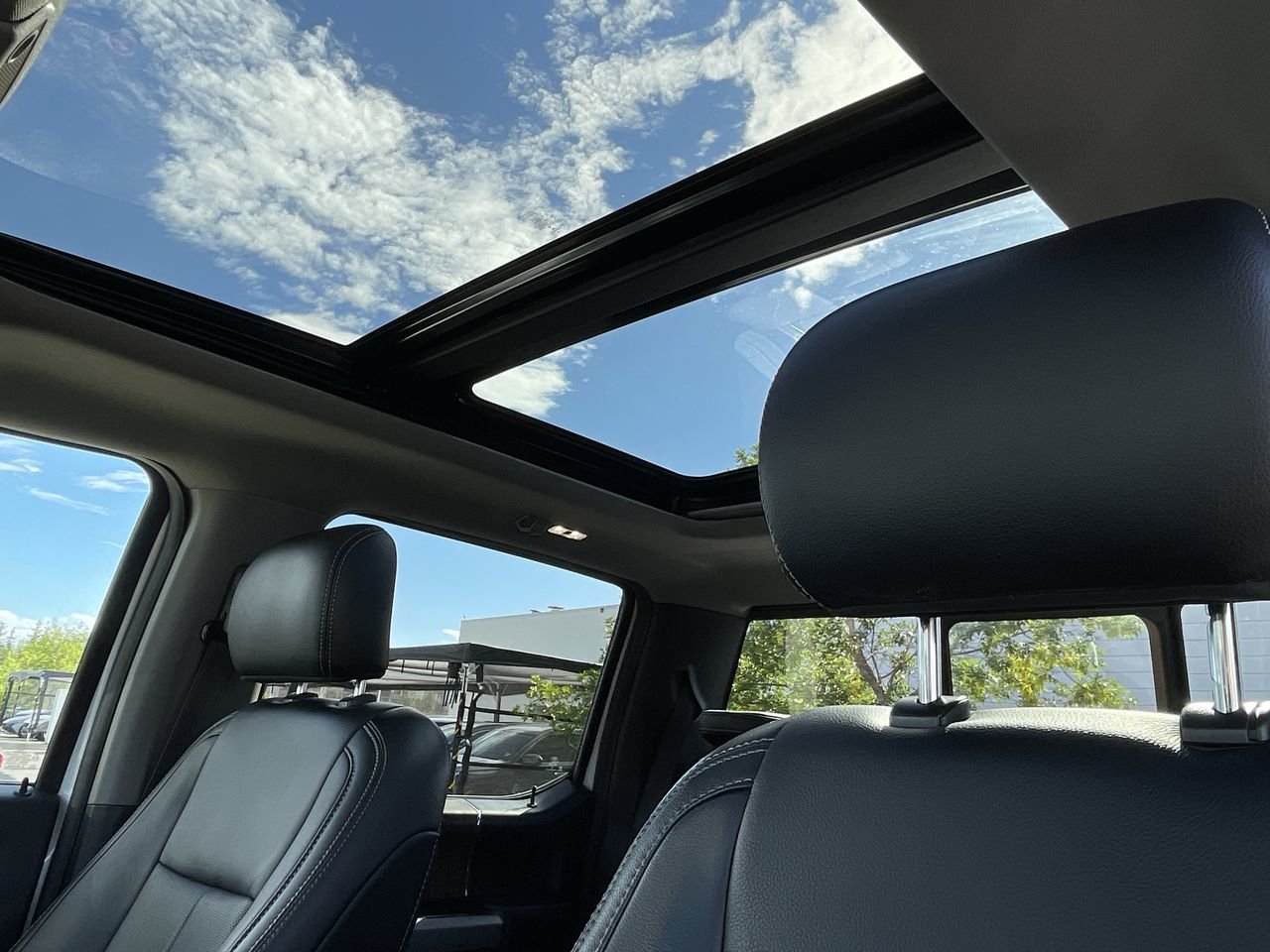 Used 2019 white Ford 4x4 - Supercrew Lariat image 30