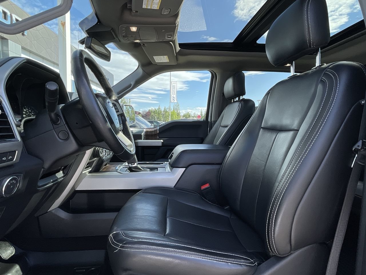 Used 2019 white Ford 4x4 - Supercrew Lariat image 19