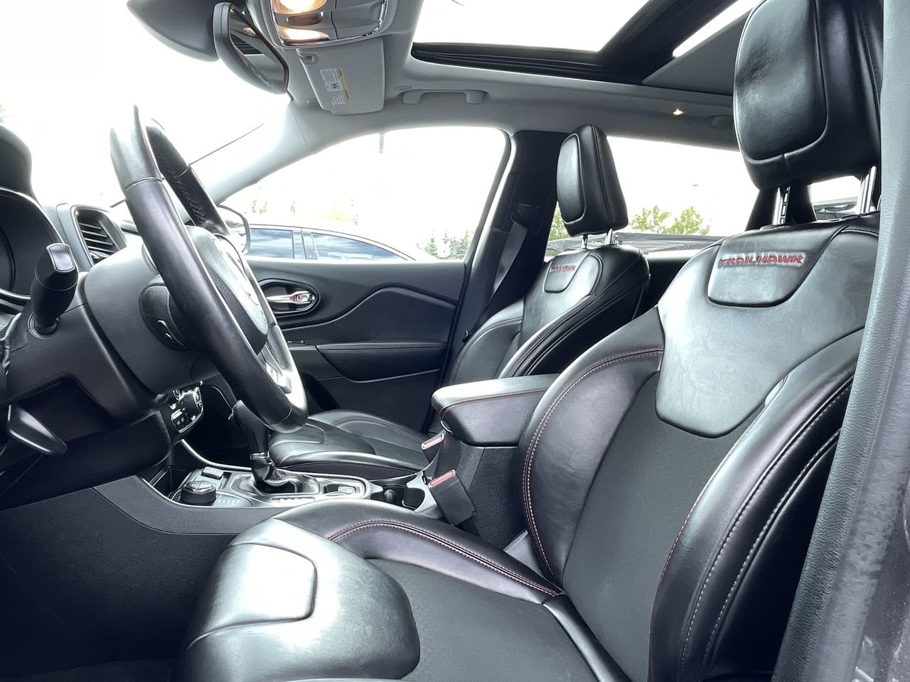 Used 2020  Jeep 4x4 Trailhawk W/ Panoramic Sunroof image 6