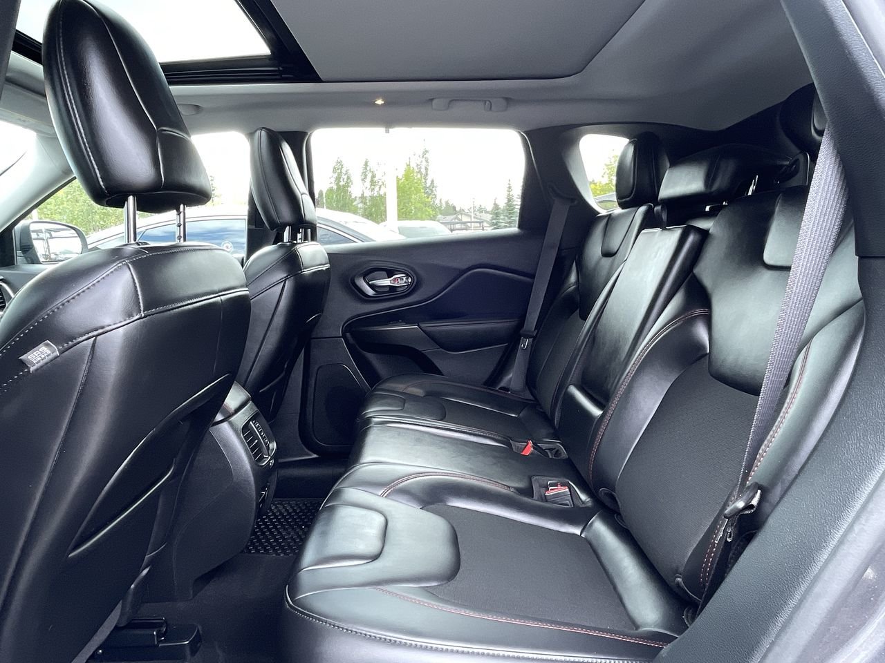 Used 2020  Jeep 4x4 Trailhawk W/ Panoramic Sunroof image 18