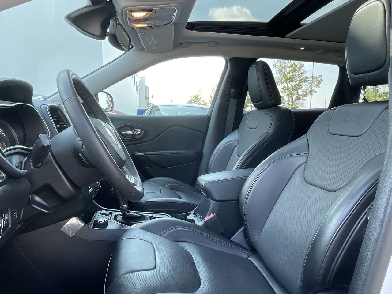 Used 2022  Jeep 4x4 Altitude image 19