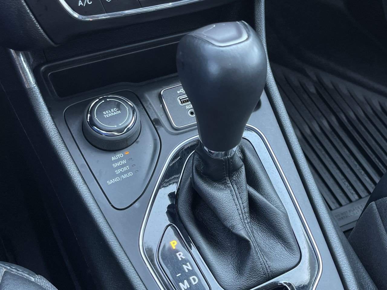 Used 2022  Jeep 4x4 Altitude image 28