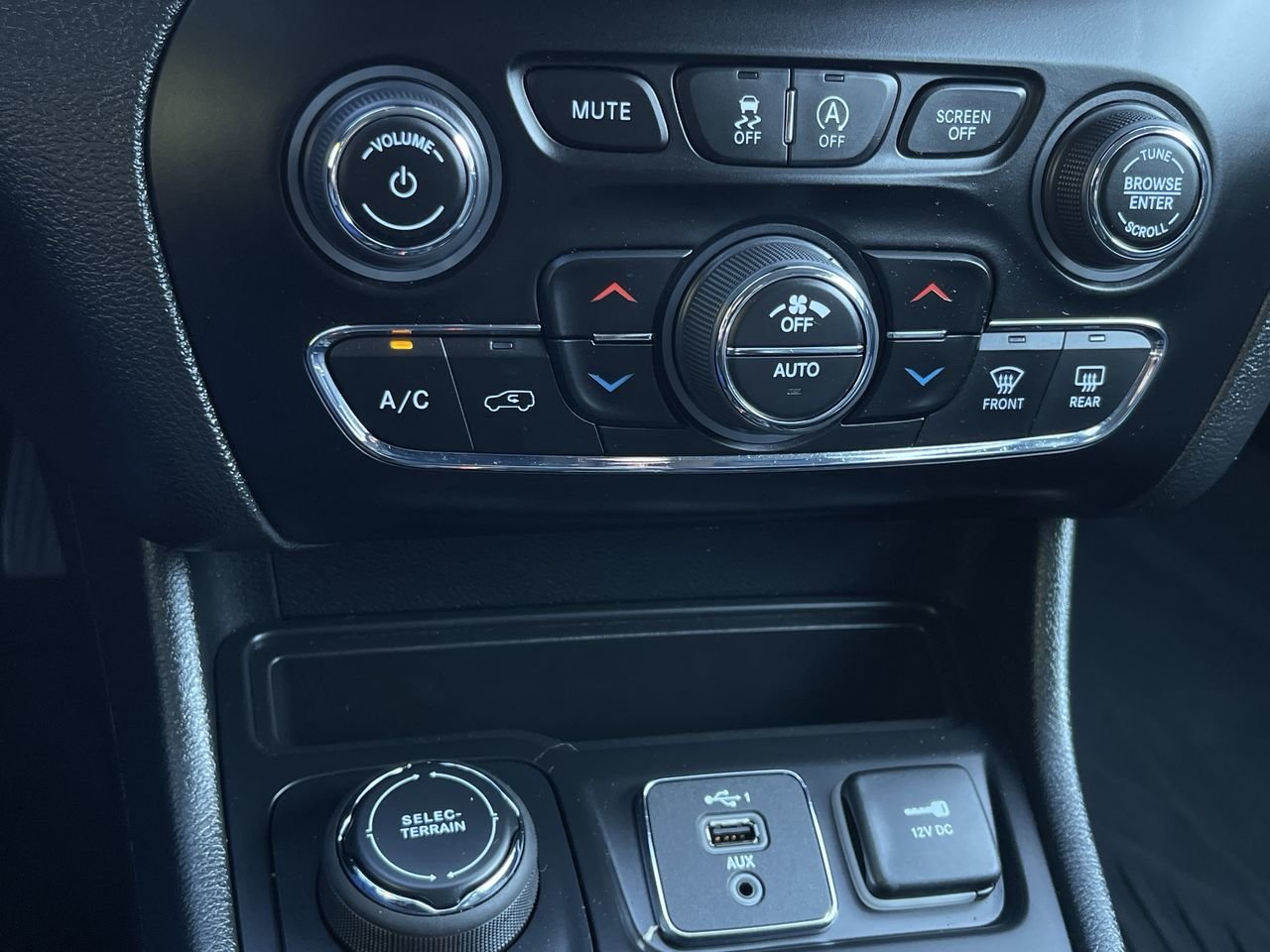 Used 2023  Jeep 4x4 Altitude W/ Safety Sensing Tech image 27