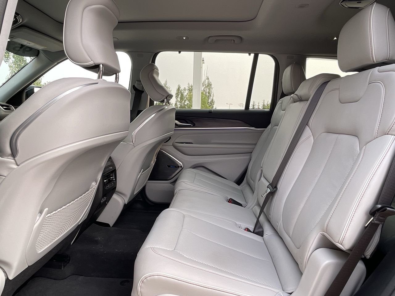 Used 2021 Bright White / Black Jeep L 4x4 V6 Overland, 7 Passenger, Leather image 31