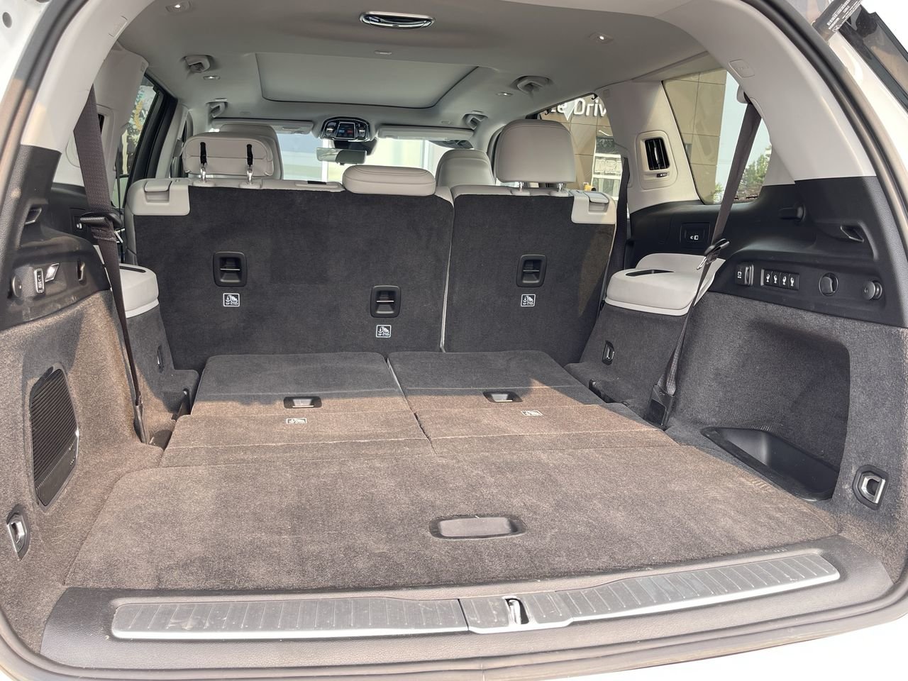 Used 2021 Bright White / Black Jeep L 4x4 V6 Overland, 7 Passenger, Leather image 33