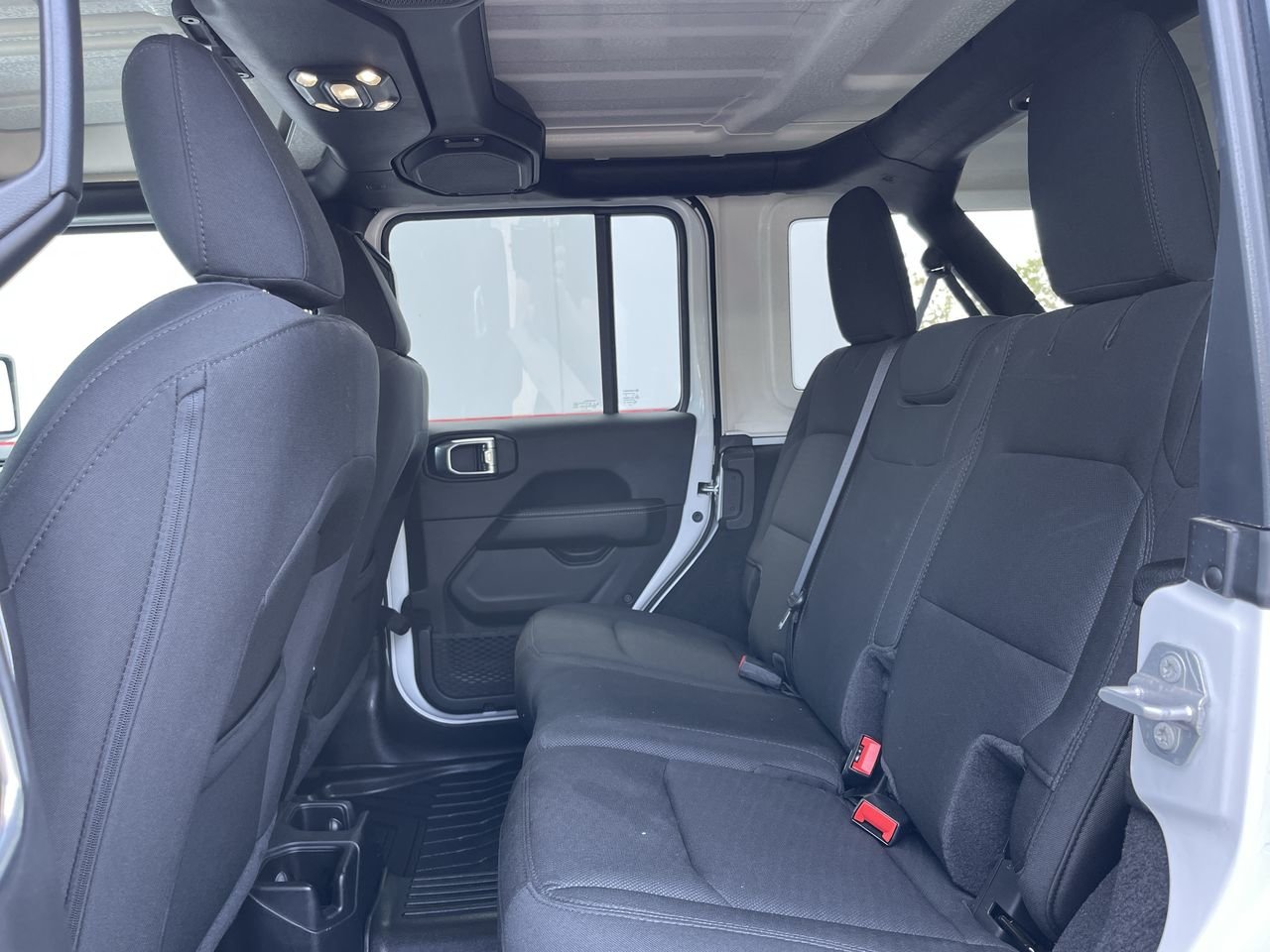 Used 2021  Jeep Sahara 4WD image 28