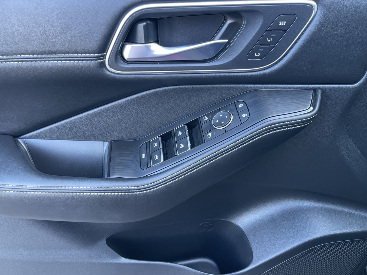Used 2022  Nissan Platinum CVT image 21