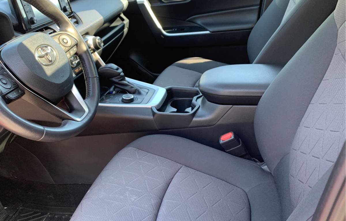 Used 2019  Toyota XLE, With Sunroof image 2