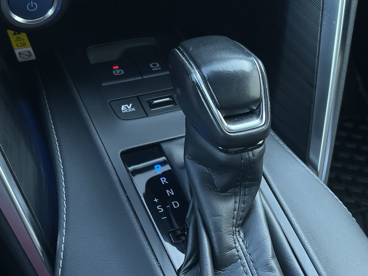 Used 2021  Toyota Venza Limited image 28