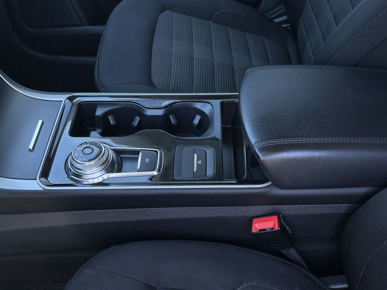 Used 2019  Ford SEL - AWD image 29