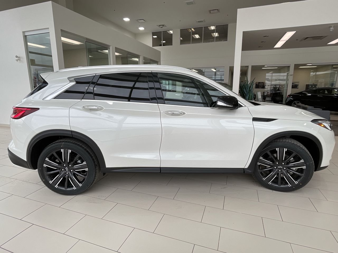 Used 2022 Majestic White Pearl INFINITI LUXE I-LINE AWD image 7