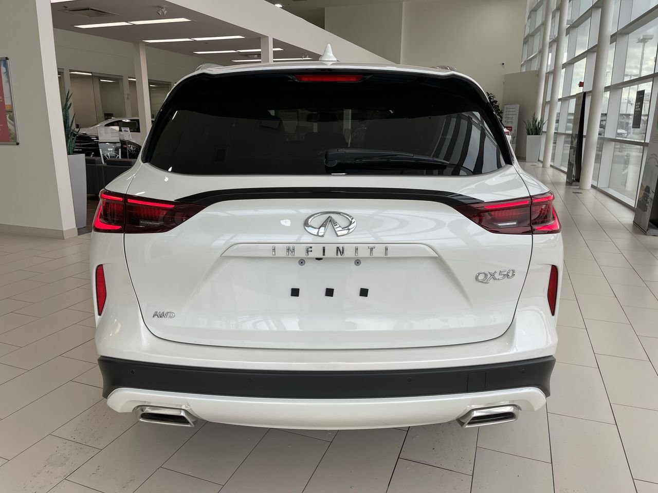 Used 2022 Majestic White Pearl INFINITI LUXE I-LINE AWD image 5