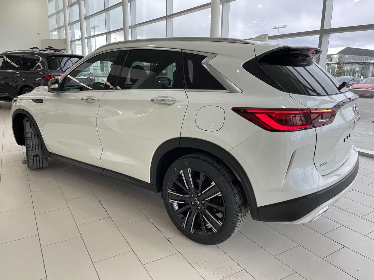 Used 2022 Majestic White Pearl INFINITI LUXE I-LINE AWD image 4