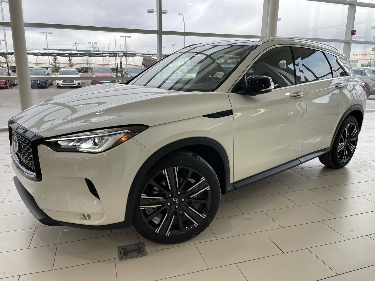 Used 2022 Majestic White Pearl INFINITI LUXE I-LINE AWD image 2