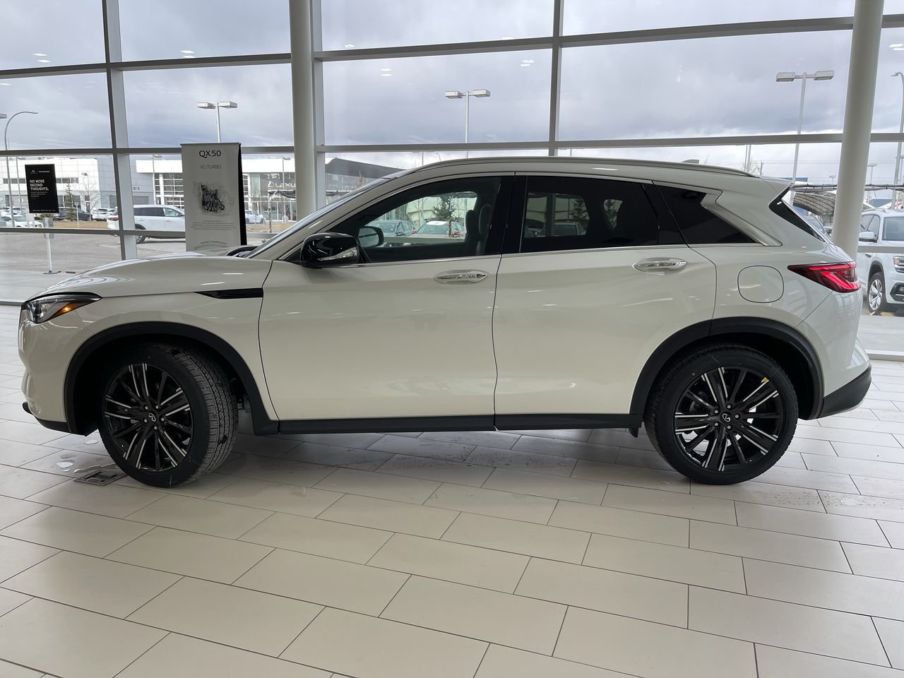 Used 2022 Majestic White Pearl INFINITI LUXE I-LINE AWD image 3