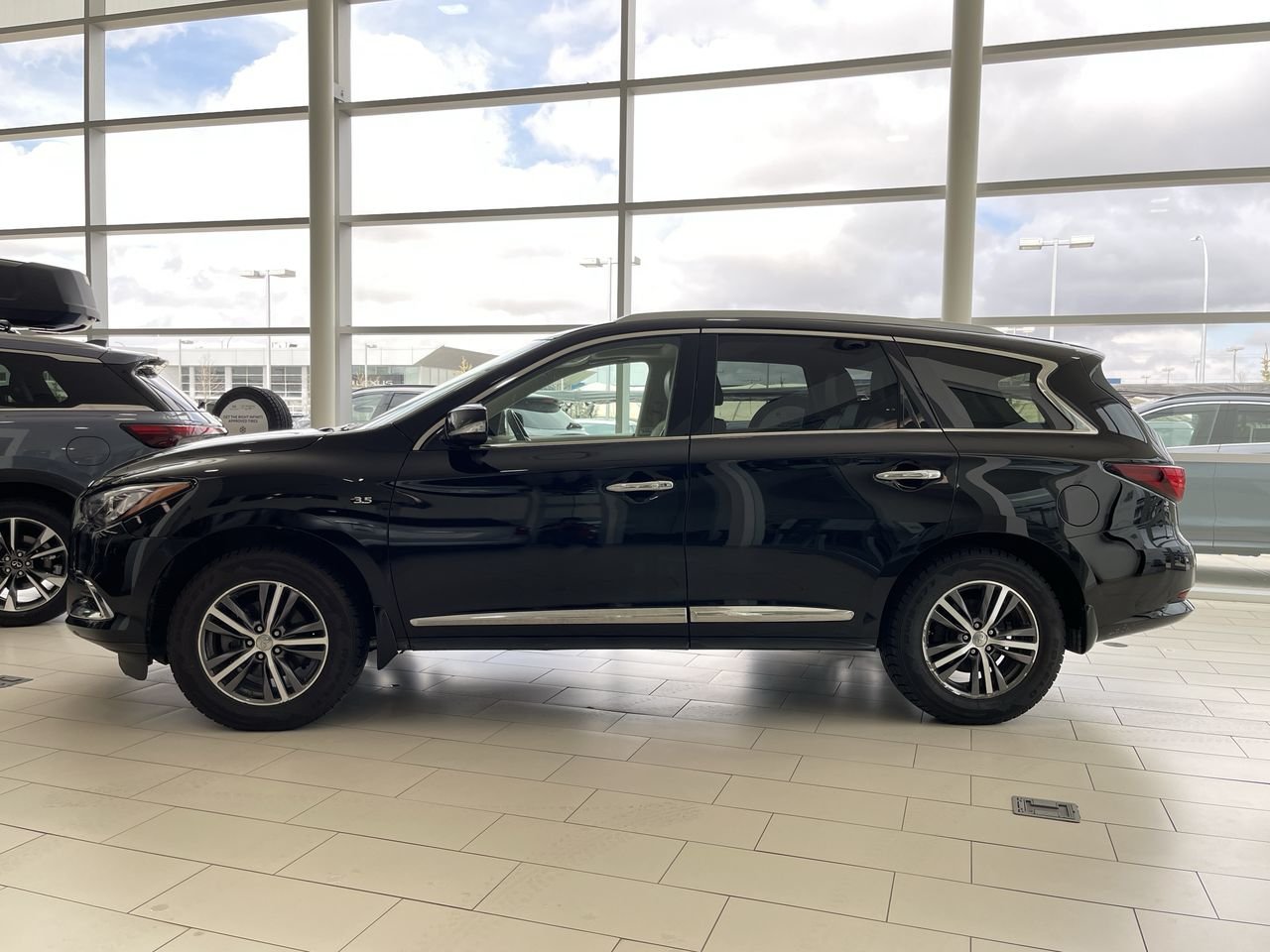 Used 2017 Black INFINITI AWD image 5
