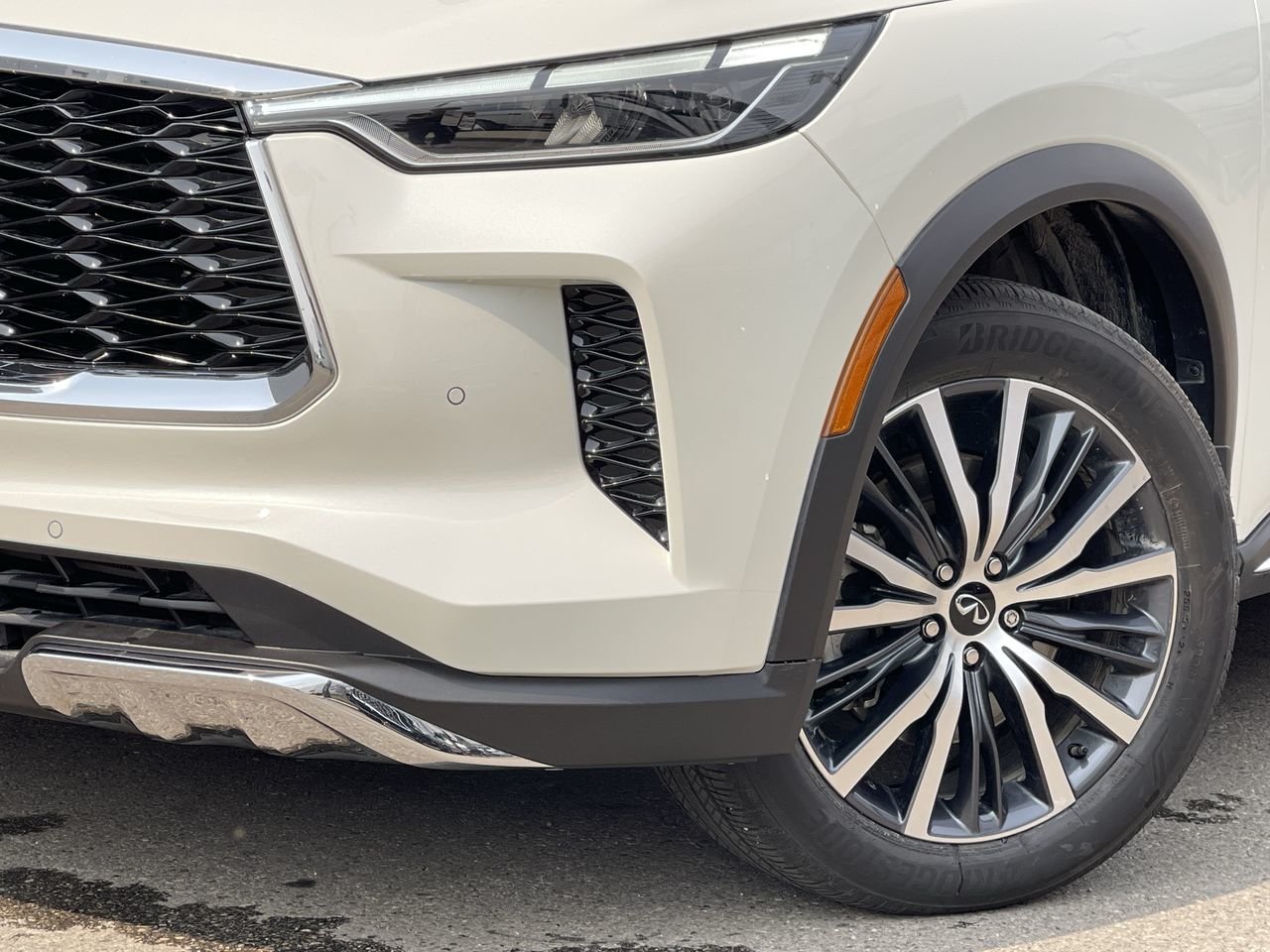 Used 2022 Majestic White Pearl INFINITI AWD Sensory image 18