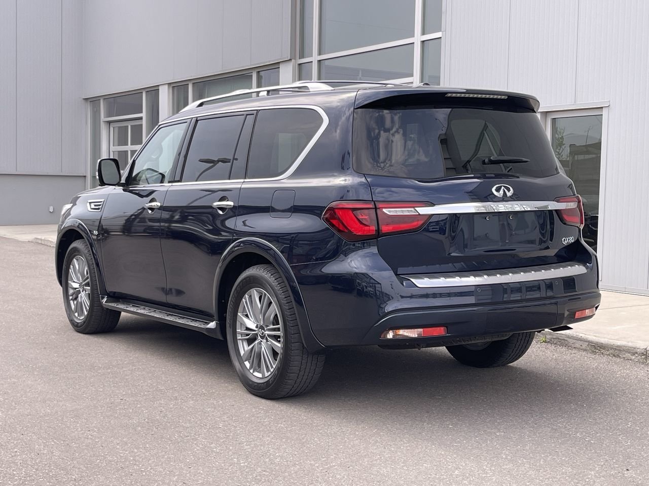 Used 2019 Hermosa Blue Pearl INFINITI 8-Passenger image 7