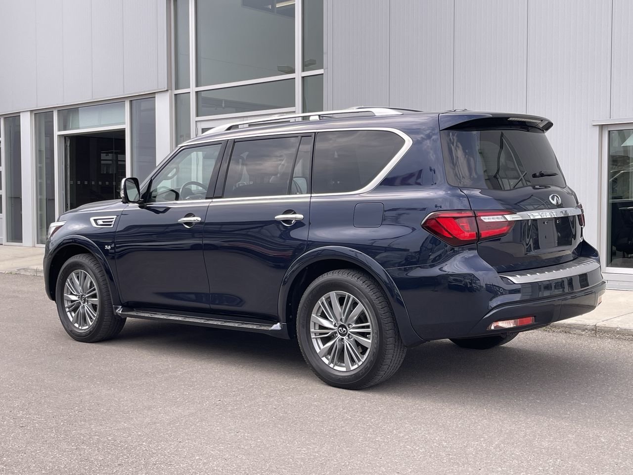 Used 2019 Hermosa Blue Pearl INFINITI 8-Passenger image 6