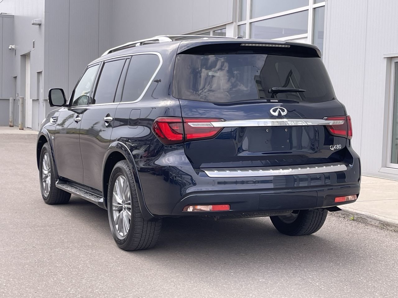 Used 2019 Hermosa Blue Pearl INFINITI 8-Passenger image 8