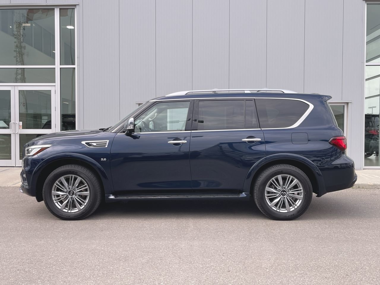 Used 2019 Hermosa Blue Pearl INFINITI 8-Passenger image 5