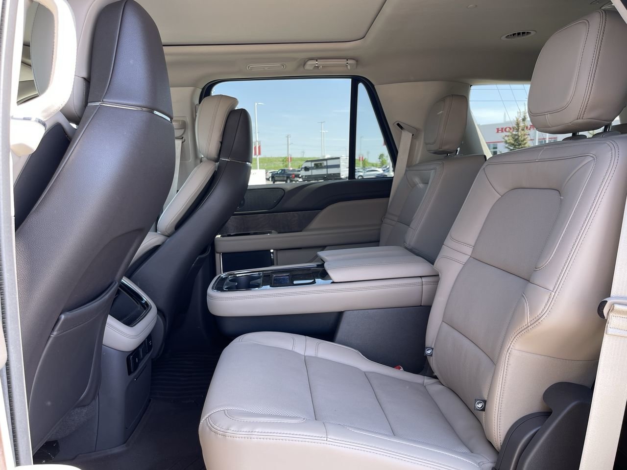 Used 2022 Ceramic Pearl Metallic Tri-Coat Lincoln 4x4 Reserve image 31