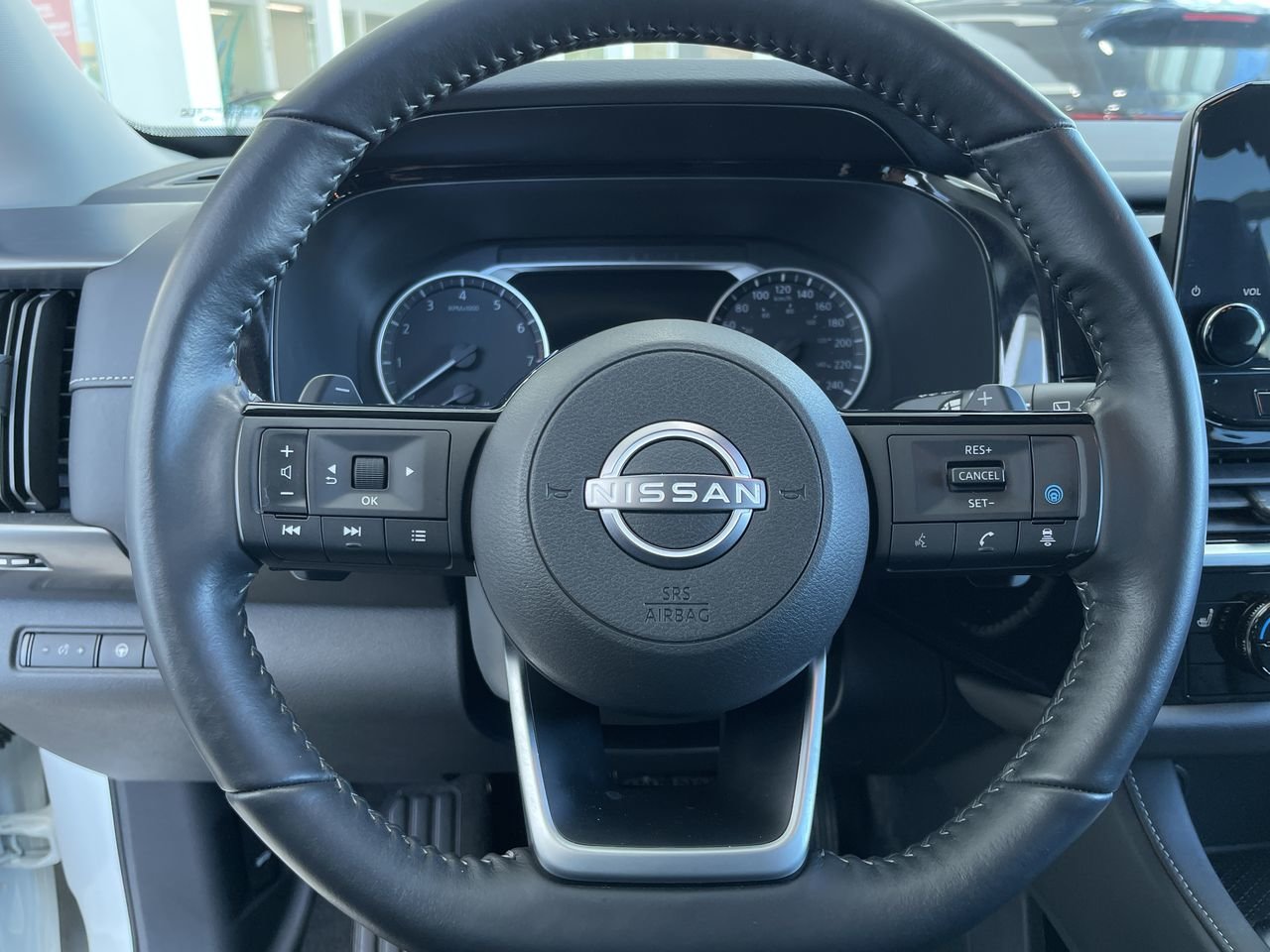 Used 2022 Pearl White TriCoat Nissan SL image 22