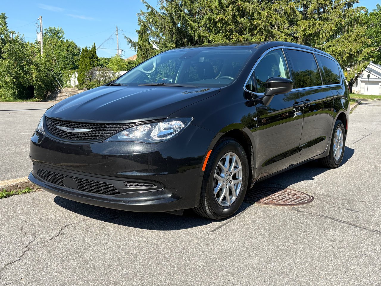 Brilliant Black Crystal Pearl 2023 Chrysler Grand Caravan Minivan Automatic