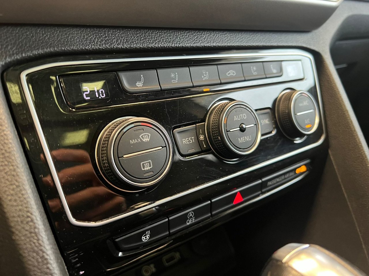 2019 Volkswagen Atlas Highline 3.6L 4MOTION | R Line Package | 3rd Row Just Arrived! Local Vehicle, Well Equipped