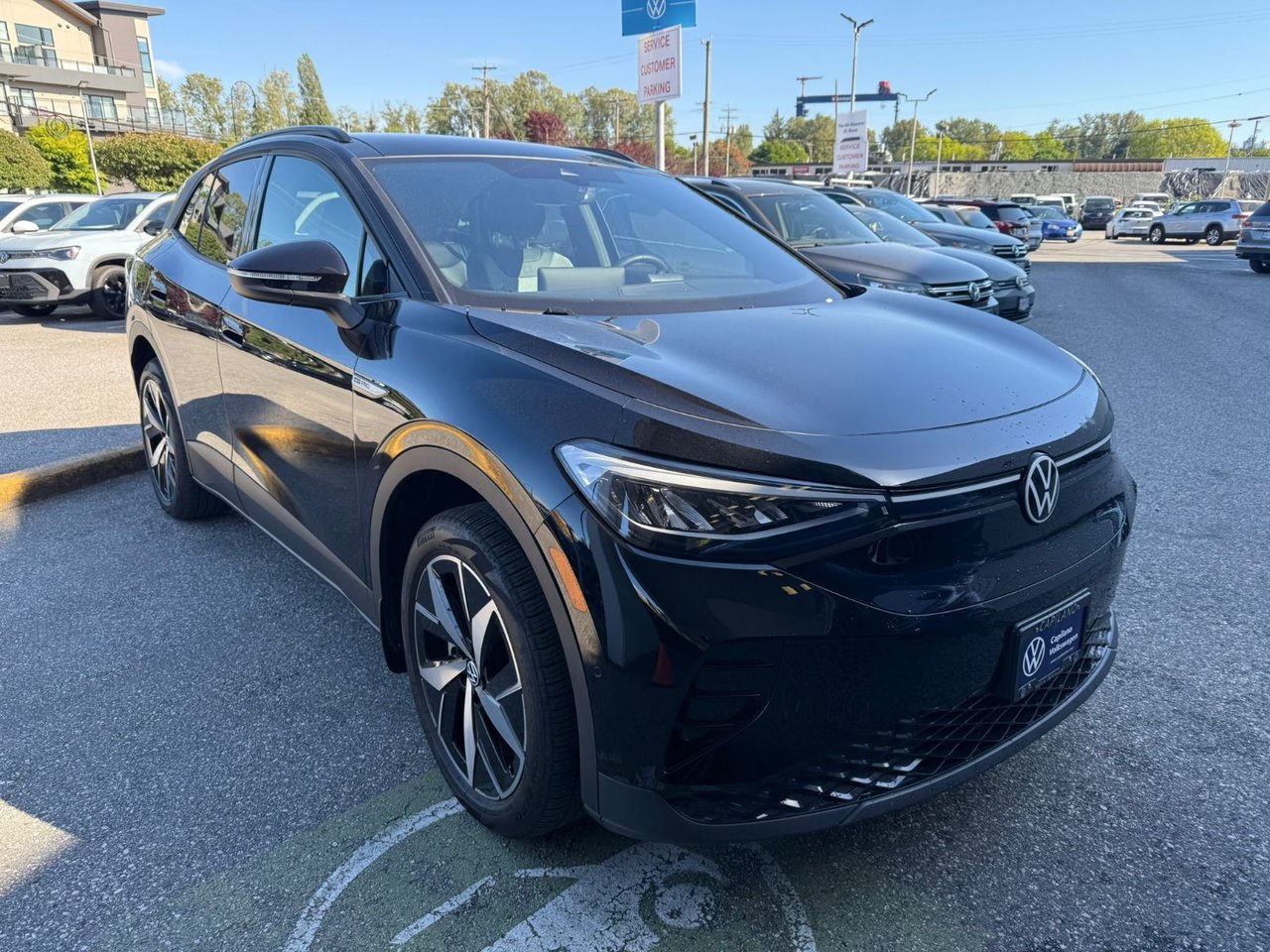 2024 Volkswagen ID.4 Pro AWD + Panoramic Sunroof Just Arrived! Local, Low Km, No Accidents