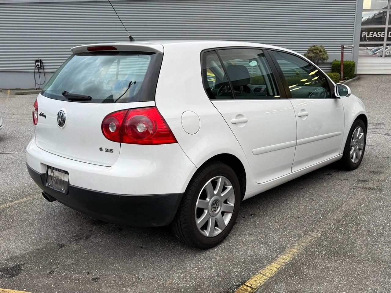 2008 Volkswagen Rabbit 2.5L Automatic 5-Door Heated Front Seats | Sunroof | Local Vehicle
