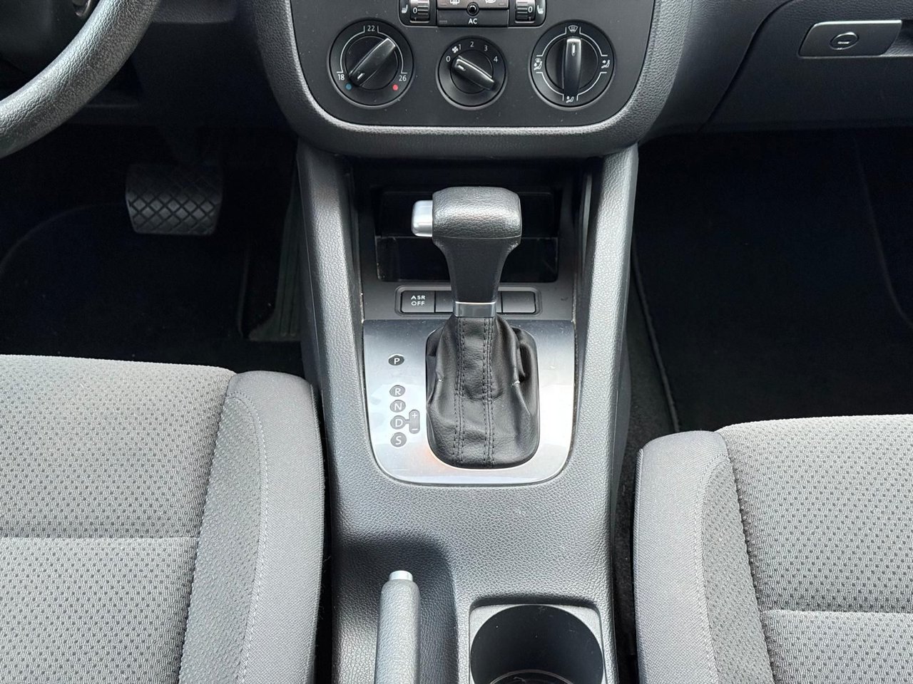 2008 Volkswagen Rabbit 2.5L Automatic 5-Door Heated Front Seats | Sunroof | Local Vehicle
